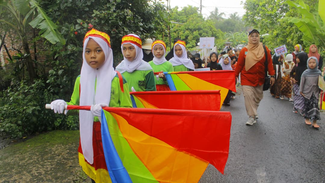 Gambar Karnaval WIBAWA dan Keterlibatan Masyarakat Sukses Gaet 27 Siswa Baru MI Islamiyah Bangsa 2025/2026