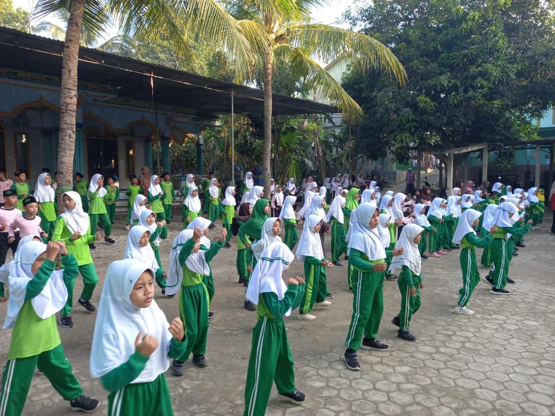 Gambar Senam Sabtu Ceria MI Islamiyah Bangsa: Ikhtiar Sehat Lahir Batin Dipimpin Instruktur Siswa