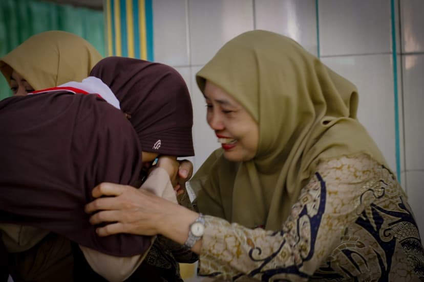 Air Mata Haru di Pundak Guru