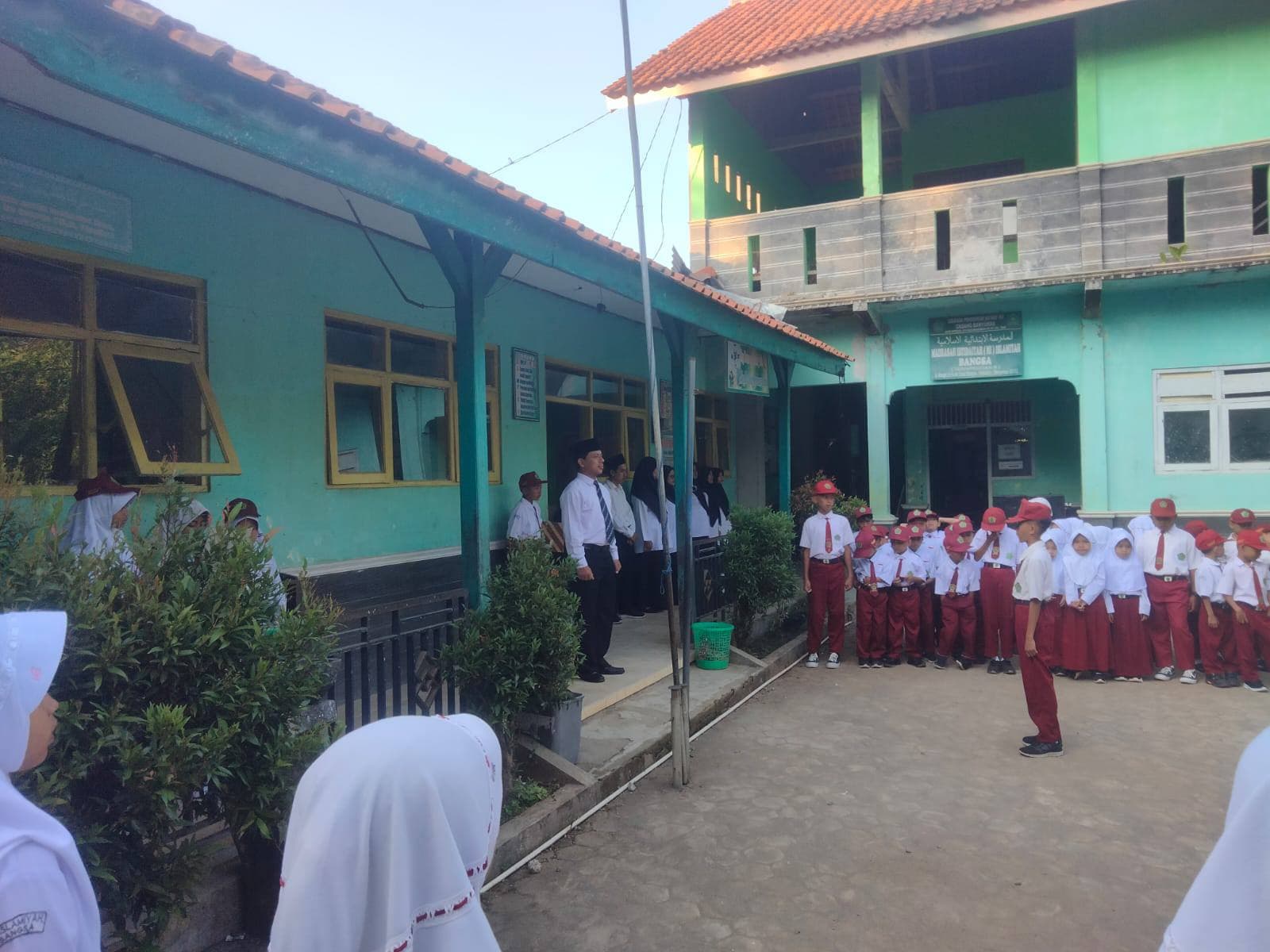 Tegakkan Disiplin dan Nasionalisme, Upacara Bendera Perdana MI Islamiyah Bangsa Tunjukkan Kualitas Kepemimpinan Guru