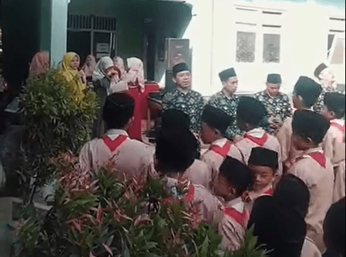 Diiringi Hadroh Nilnal Muna Fatayat NU, Jumat Religi MI Islamiyah Bangsa Semakin Semangat dan Syahdu