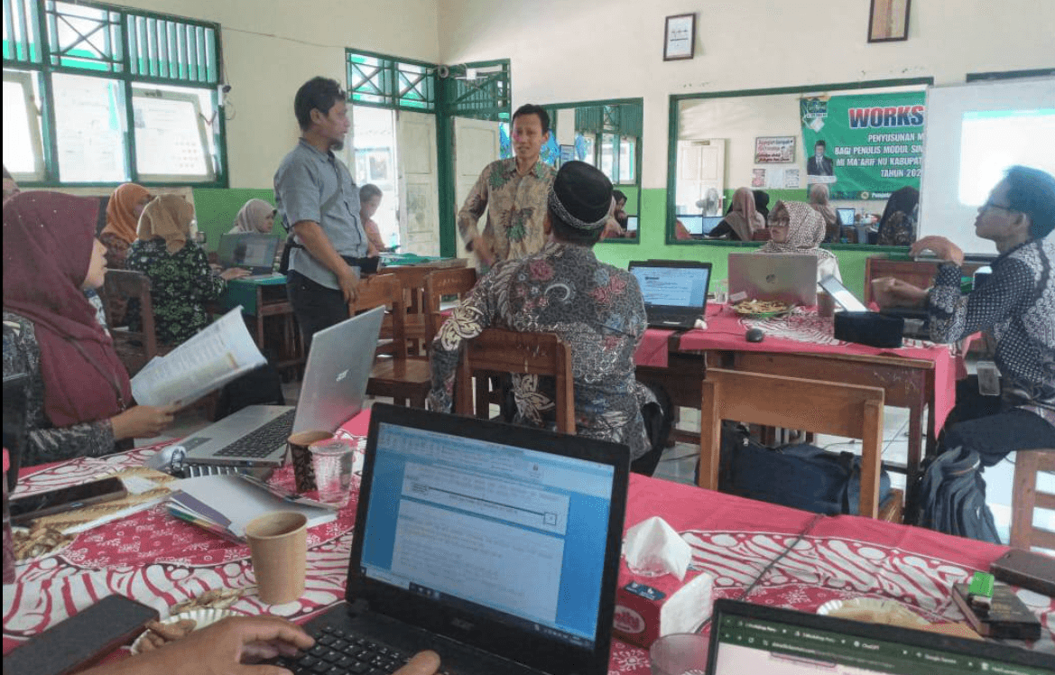 Perkuat Konten SIMAK LP Ma'arif: Kepala MI Islamiyah Bangsa Jadi Penulis Modul dalam Workshop Regional