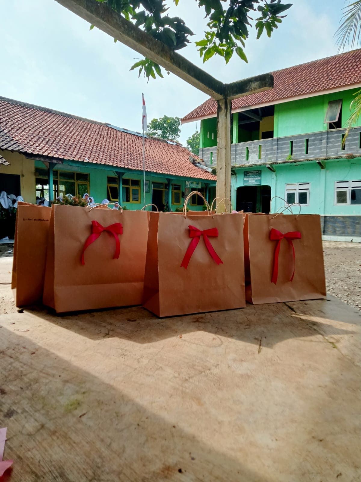 Kejutan Mengharukan di Hari Guru: Wali Murid MI Islamiyah Bangsa Kuatkan Dedikasi Guru Lewat 'Best Moment HGN 2025'