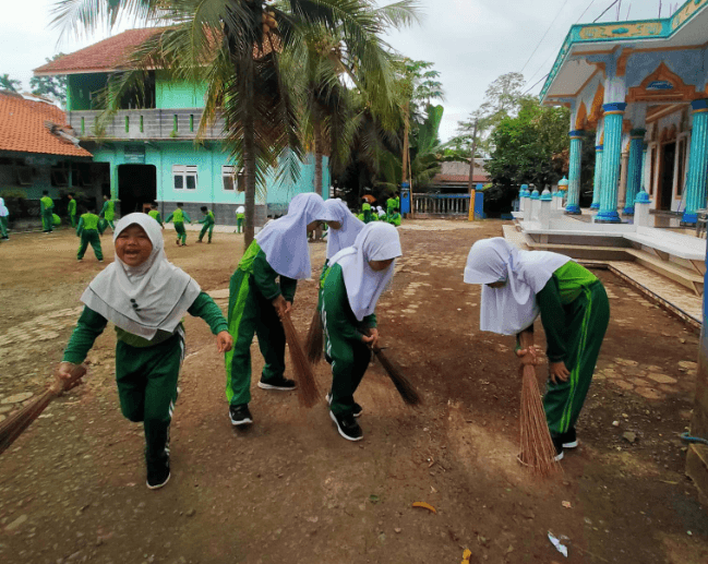 Jelang SAS 1, Keluarga Besar MI Islamiyah Bangsa Kuatkan Nilai WIBAWA Lewat Aksi Bersih Lingkungan