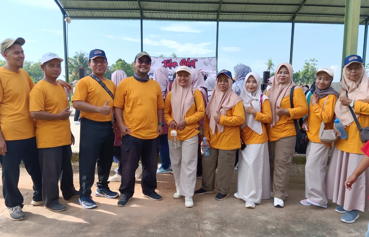 Guru MI Islamiyah Bangsa Kuatkan Semangat Korps Pendidik Lewat Jalan Sehat PGRI