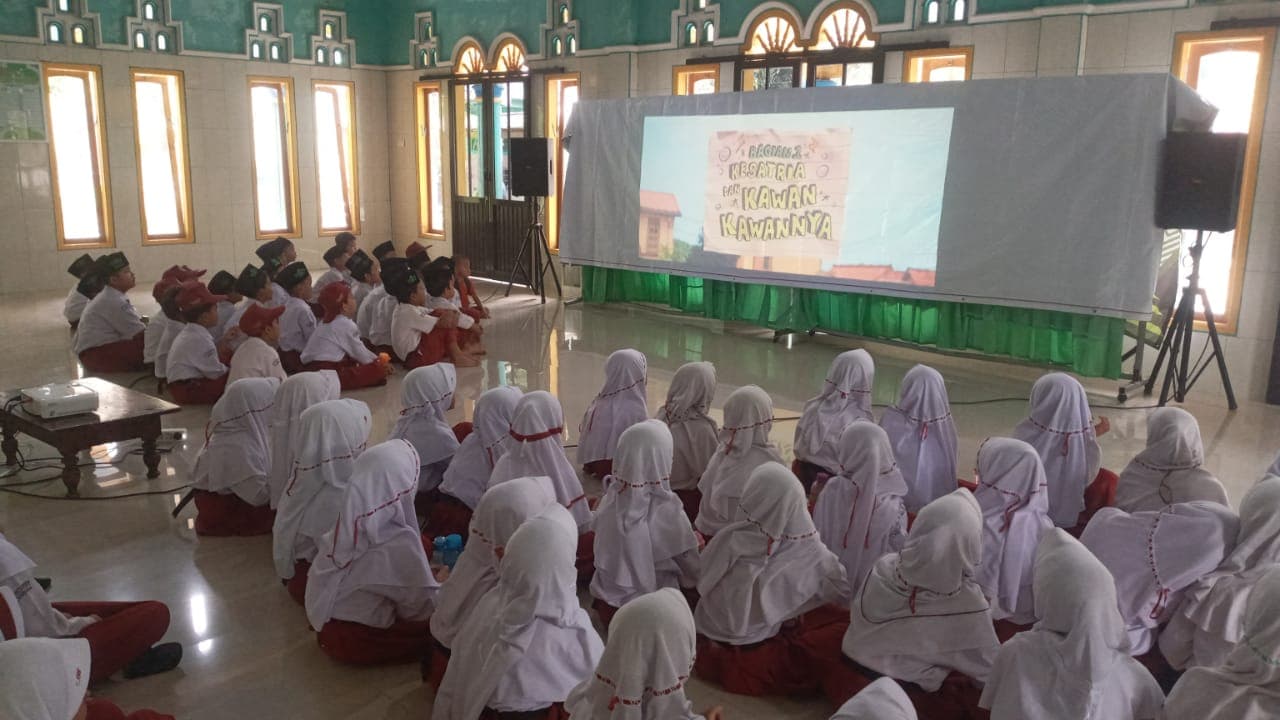 Rekreasi Cerdas: MI Islamiyah Bangsa Gelar Nobar Film "JUMBO" untuk Tanamkan Karakter Sambil Guru Fokus Tuntaskan Rapor