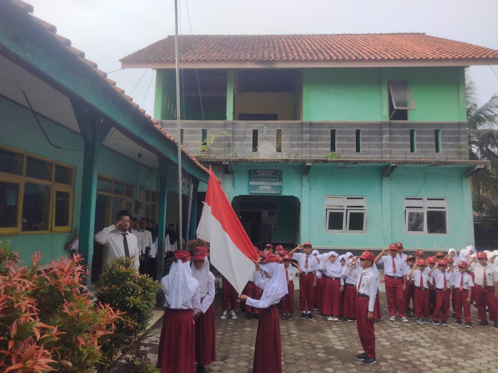 Semangat Baru di Semester Genap: MI Islamiyah Bangsa Awali Hari Pertama dengan Upacara Bendera dan Motivasi Berprestasi