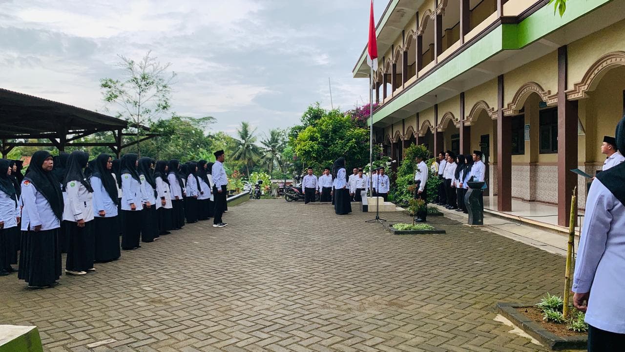 Khidmat Hari Amal Bhakti ke-80: Delegasi MI Islamiyah Bangsa Ambil Peran Penting dalam Upacara di Kaliwedi