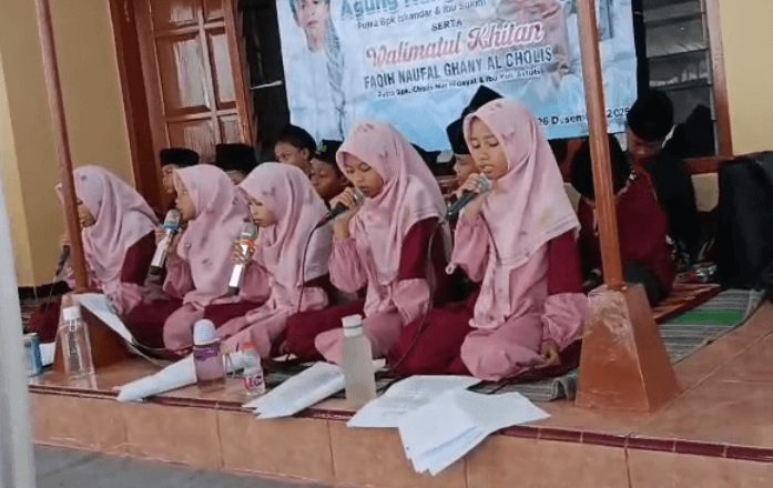 Syiar dalam Harmoni: Hadroh Syubbanul Yaum Neo Era Tampil Profesional Iringi Acara Khitanan Siswa