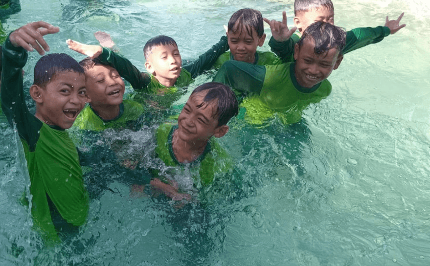 Gambar Ciptakan Pembelajaran yang Humanis: Siswa Kelas 3 Assalam dan 5 Al Qohhar MI Islamiyah Bangsa Segarkan Diri dengan Berenang Bersama