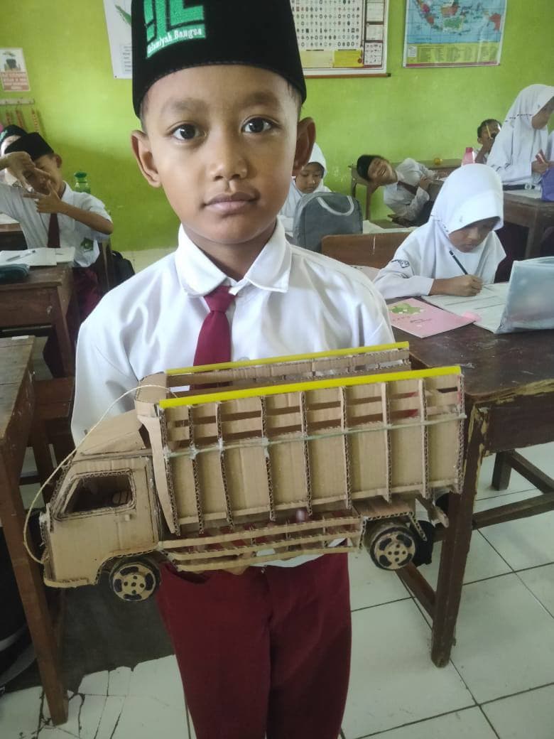 Cerdas Mengolah Limbah: Siswa Kelas 4 Al Hakam MI Islamiyah Bangsa Sulap Kardus Bekas Menjadi Miniatur Bernilai Seni