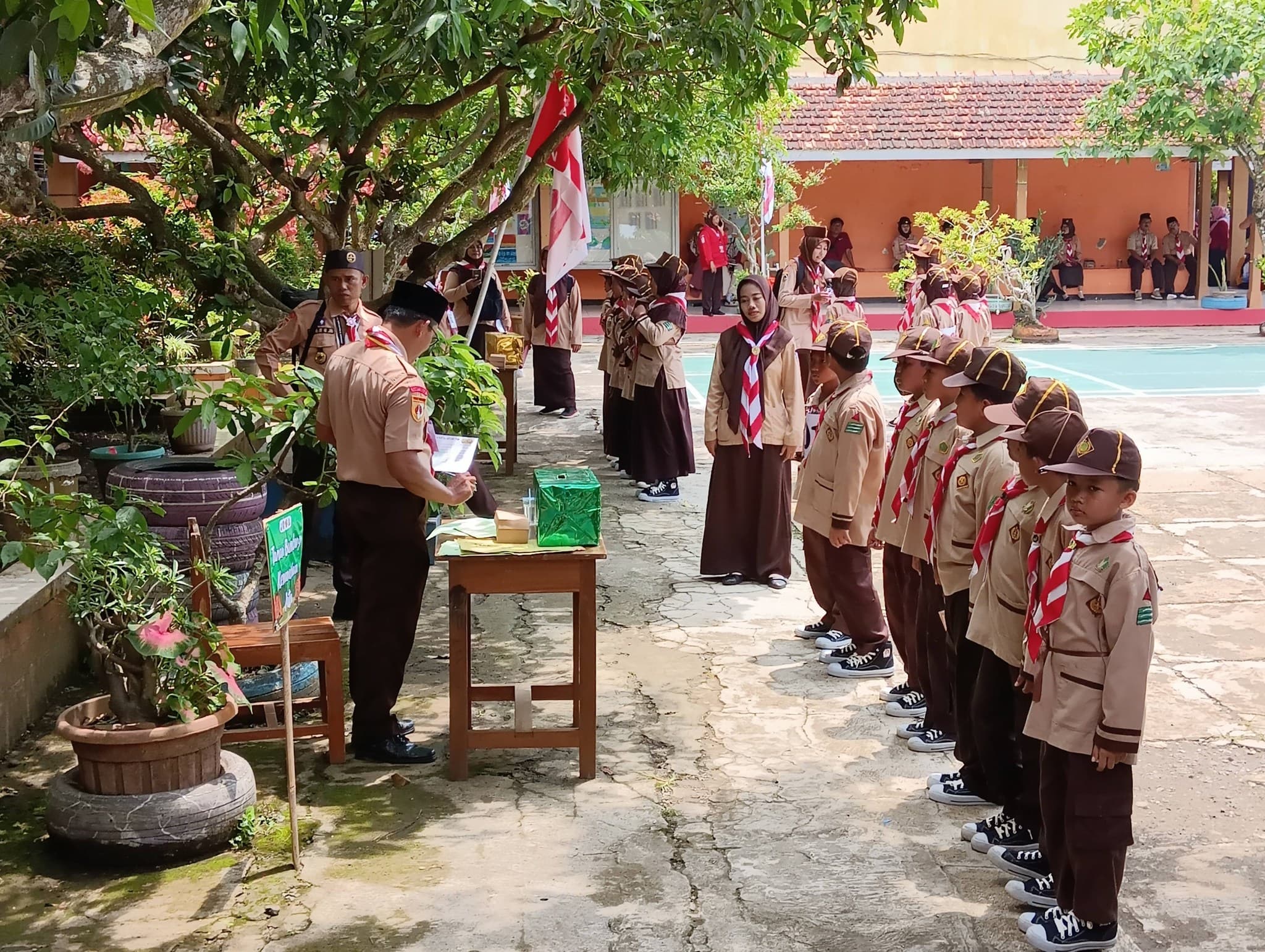 Tampil Percaya Diri: Barung Merah dan Hijau MI Islamiyah Bangsa Taklukkan Tantangan di Pesta Siaga Kebasen