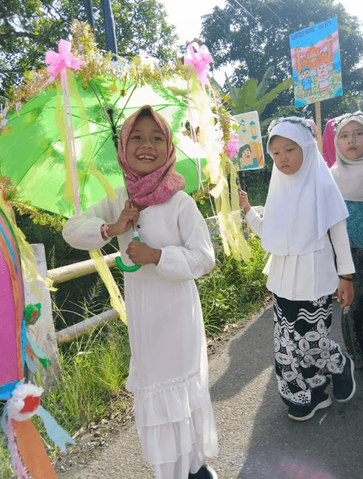 Syiar Islam yang Ceria: Ratusan Siswa MI Islamiyah Bangsa Membirukan Desa dengan Pawai Ta'aruf